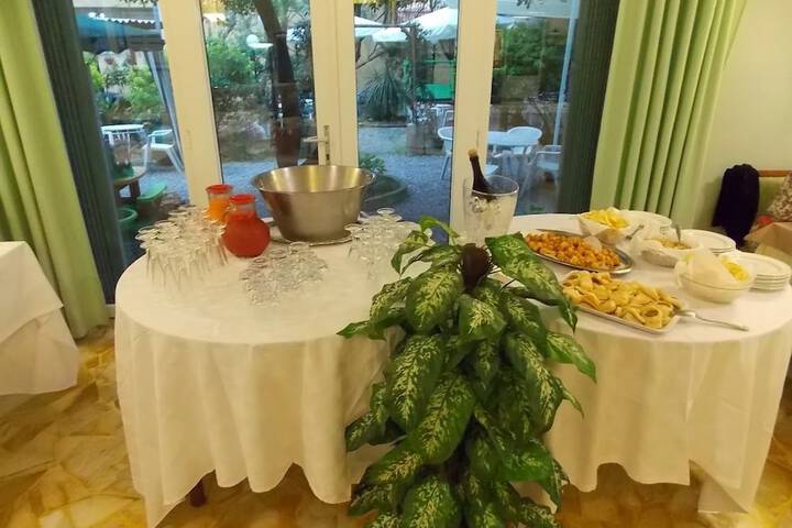 Dining 48 of 65