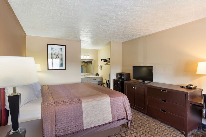 Room 7 of 32