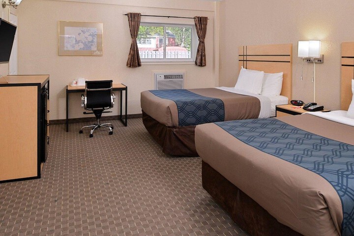 1 Queen Bed (15 of 17)