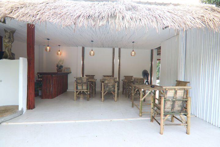 Lounge 34 of 50