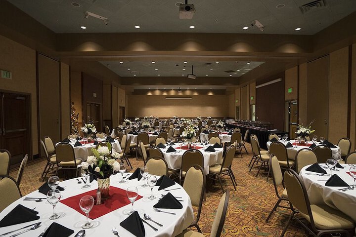 Ballroom/Hall 15 of 17