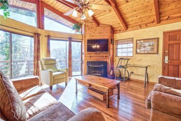 Photo of Creekside 4 Bedrooms, Pool Access, Wifi, Hot Tub, Fireplace, Sleeps 10
