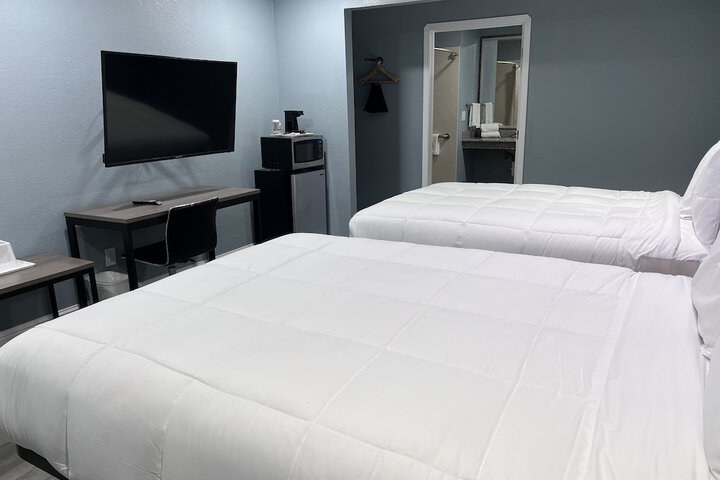 1 Queen Bed (20 of 30)