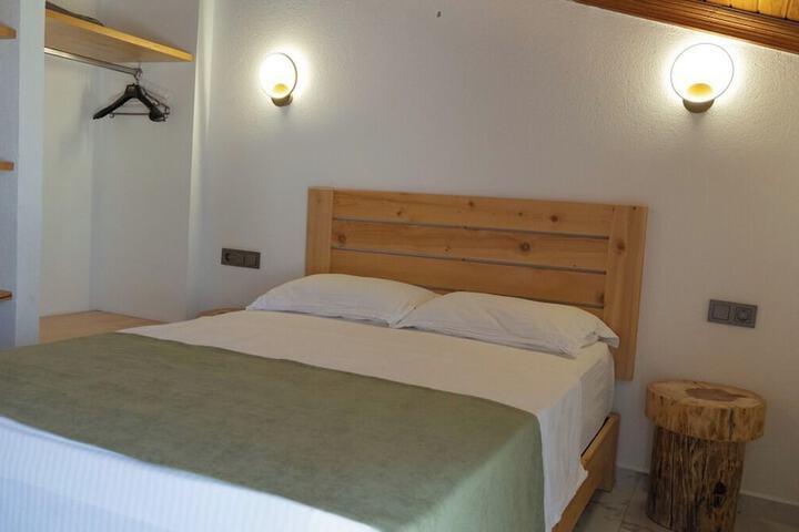 Room 2 of 16