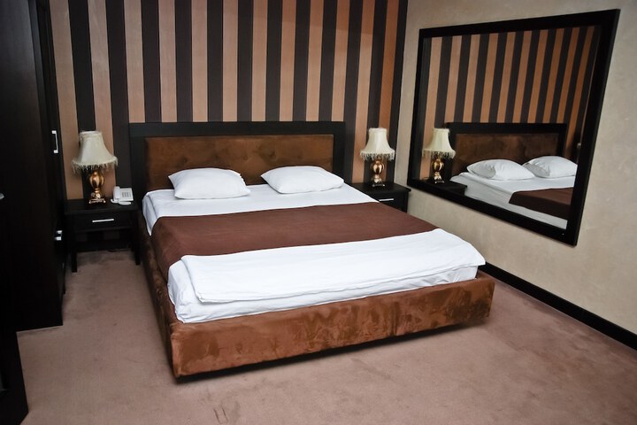 Room 4 of 8