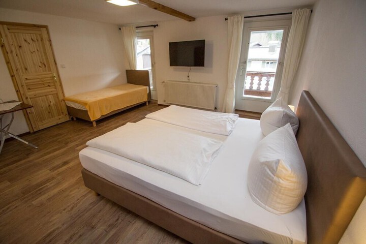 Room 4 of 37