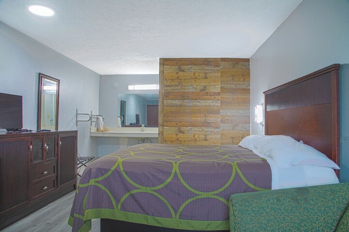 1 Queen Bed (3 of 8)