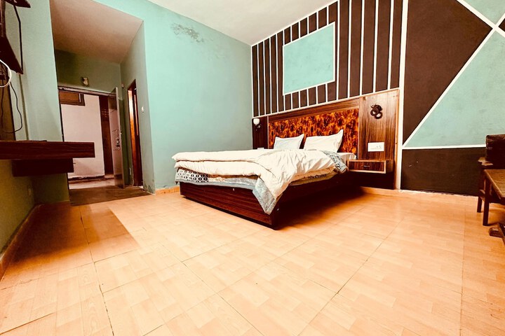 Room 2 of 18
