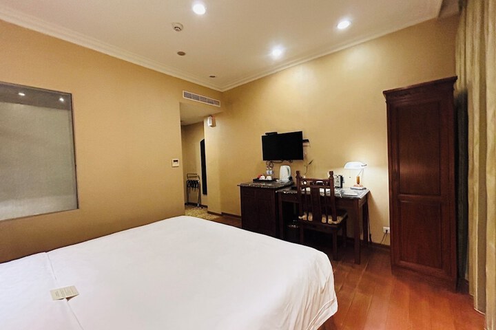 Room 73 of 216