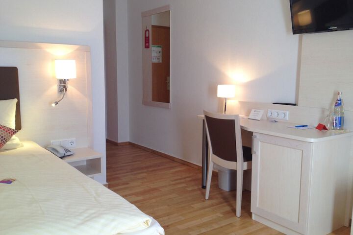 Room 13 of 30