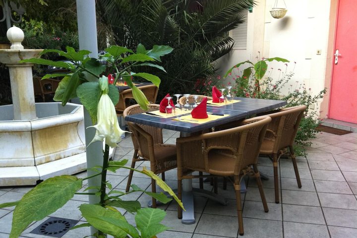 Dining 40 of 51
