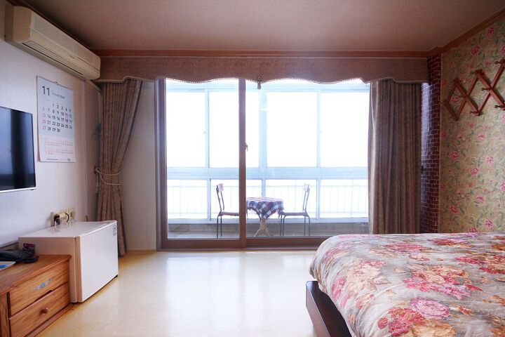 Room 2 of 2
