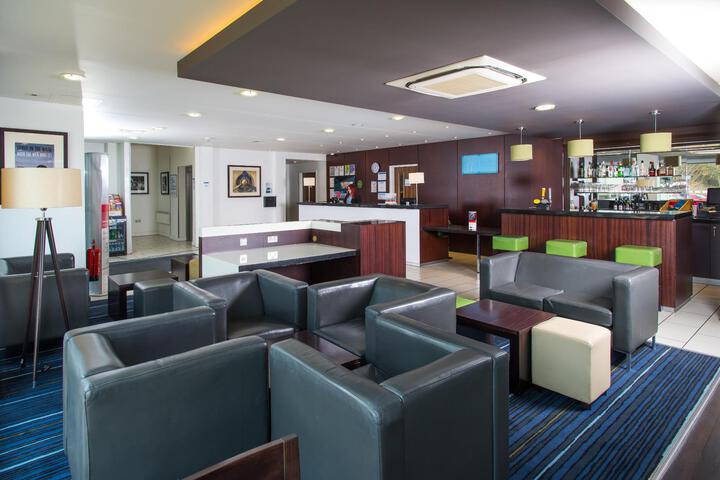 Lounge 14 of 79