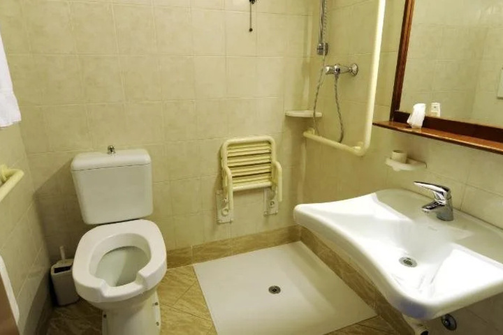 Room 5 of 18