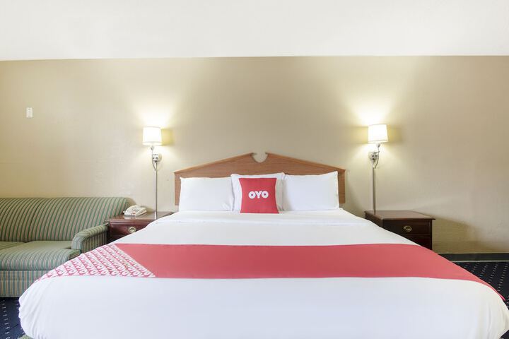 1 King Bed (4 of 16)