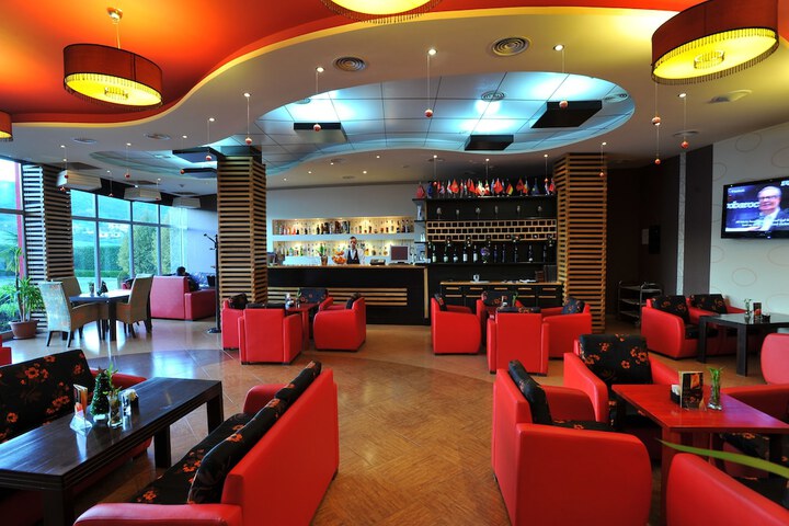 Lounge 74 of 98