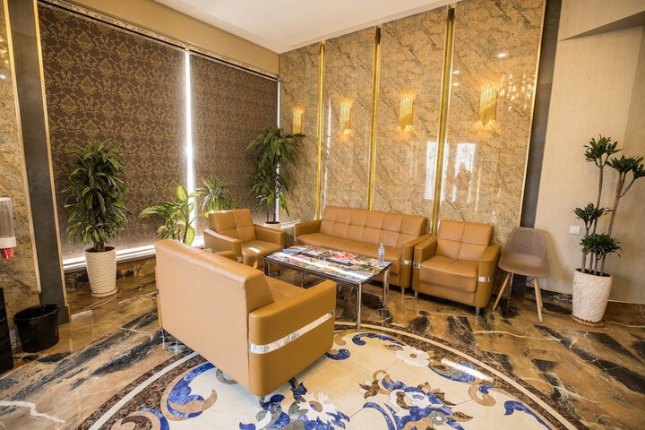 Lounge 74 of 82