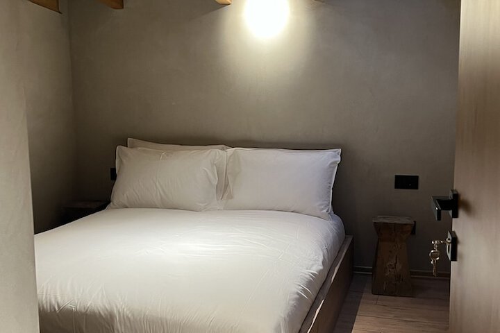 Room 3 of 93