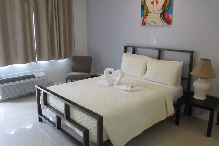 1 Queen Bed (2 of 11)