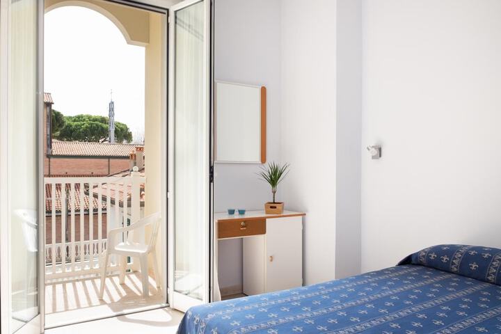 Room 8 of 48