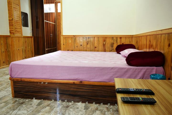 Room 9 of 33