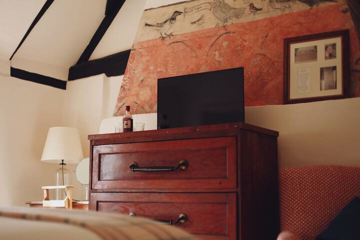 Room 4 of 33