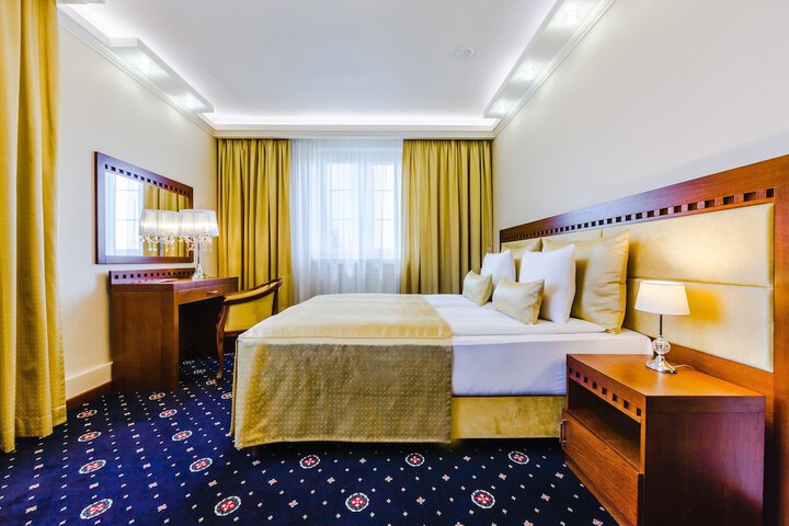 Room 8 of 32
