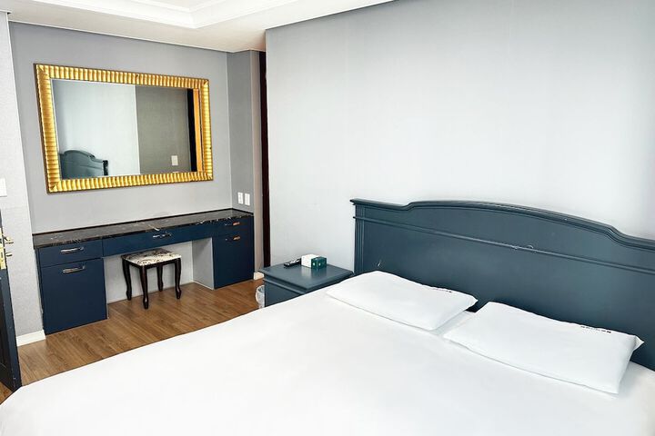 Room 33 of 77