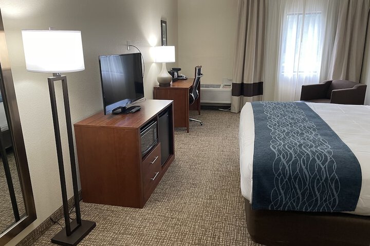 1 King Bed (2 of 18)