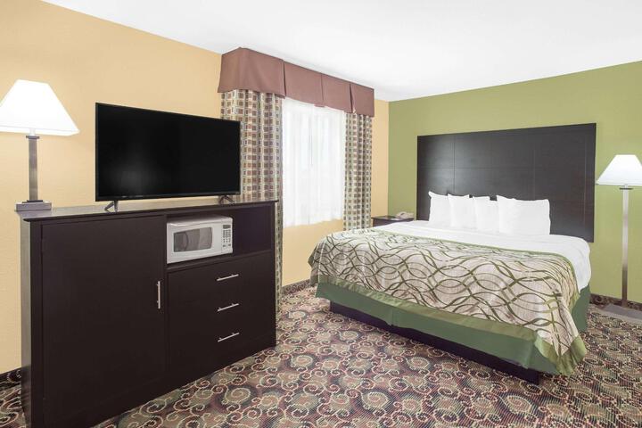 1 King Bed (6 of 22)