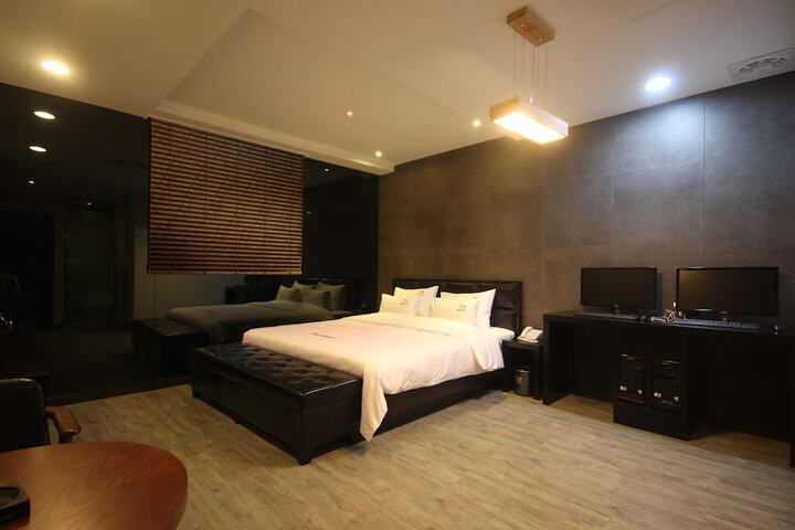Room 4 of 48
