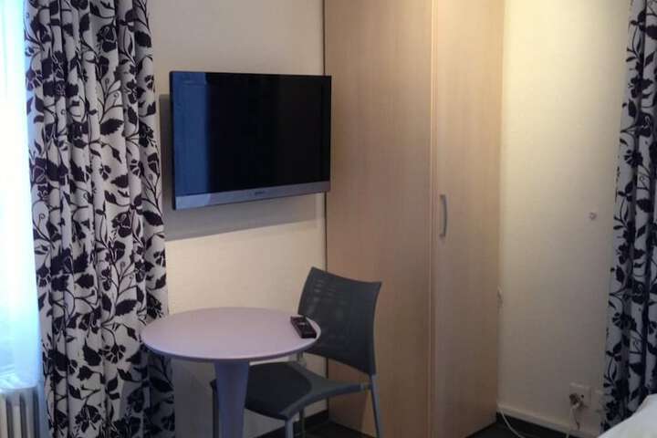 Room 5 of 33