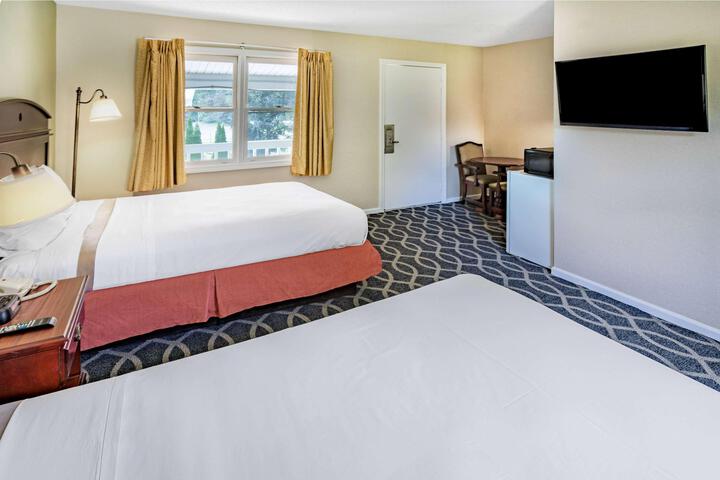 1 King Bed (3 of 10)