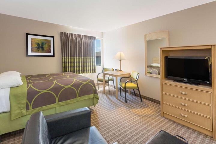 1 Queen Bed Accessible Room (7 of 10)
