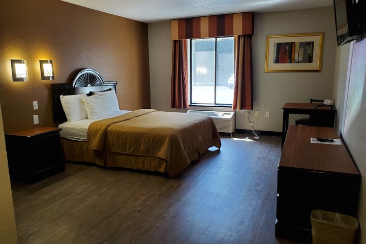 1 Queen Bed (3 of 37)