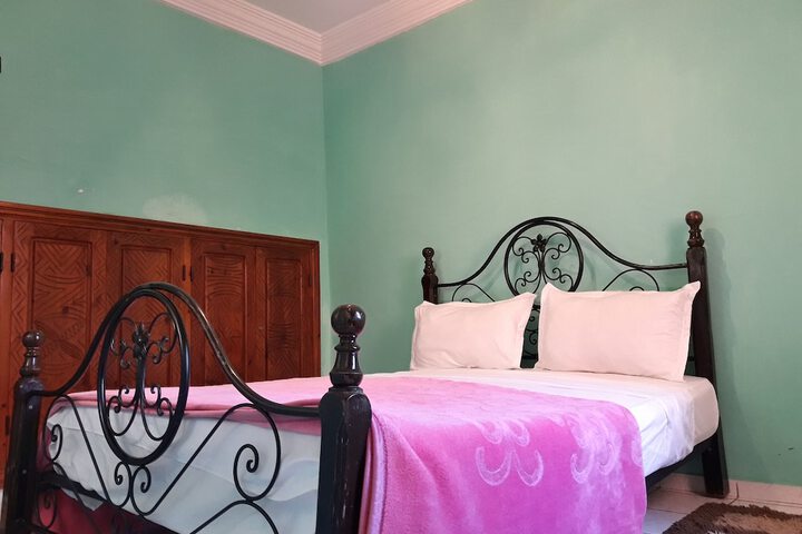 Room 5 of 12
