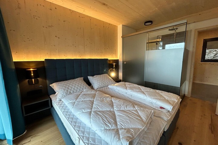 Room 2 of 39
