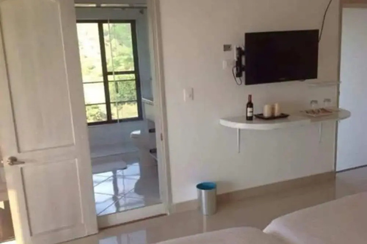 Room 4 of 18
