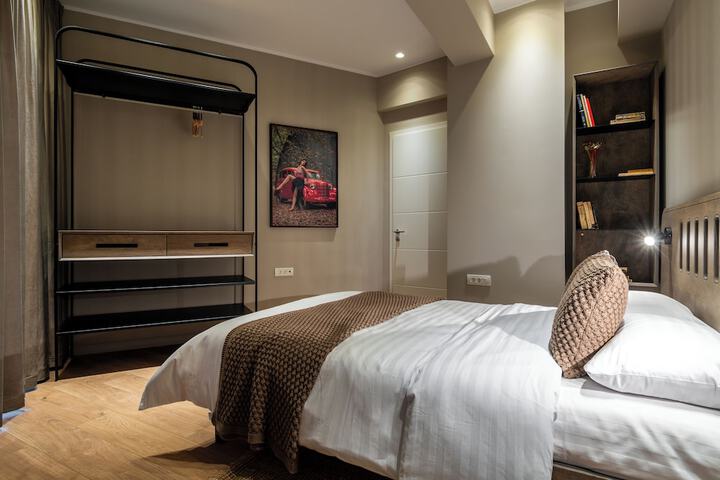 Room 16 of 80