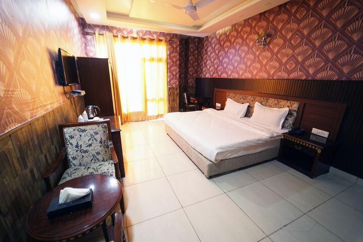 Room 5 of 18