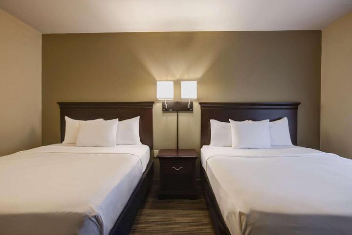 2 Queen Beds (7 of 18)