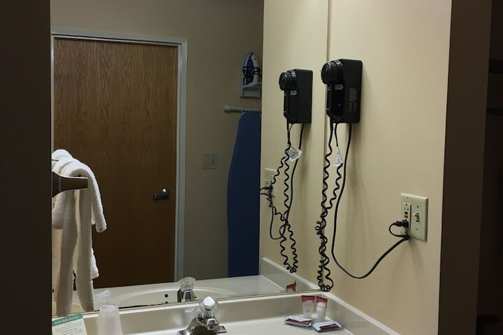 Main Building Room with 2 Queen Beds (6 of 9)