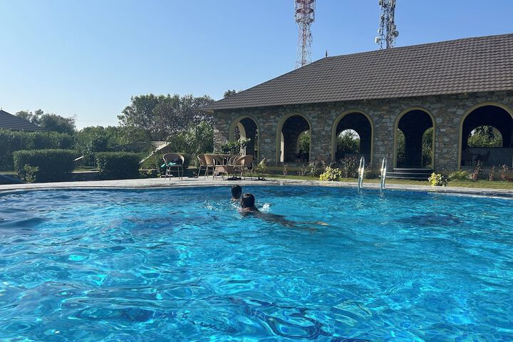 Pool 20 of 76