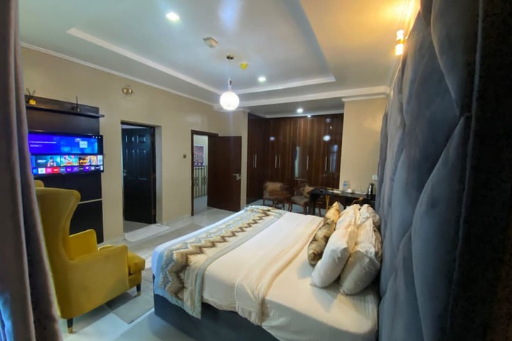 Room 7 of 16