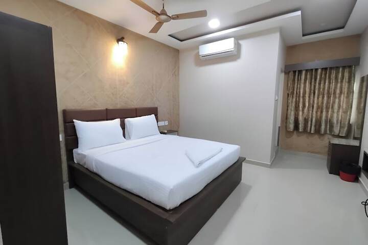 Room 4 of 12