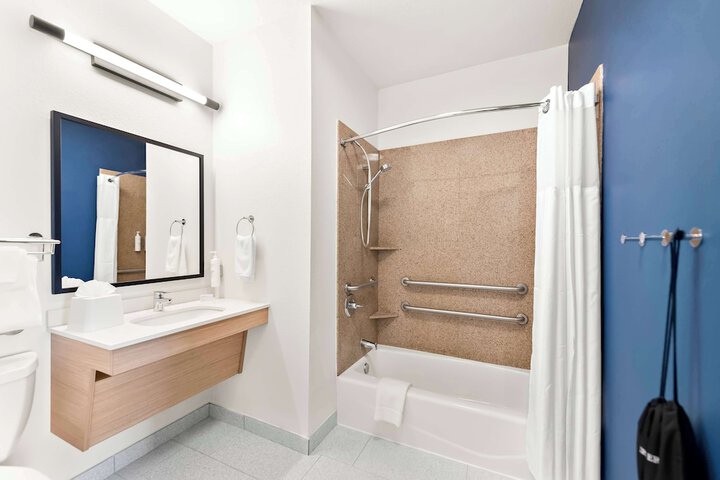 1 King Bed Accessible (17 of 20)