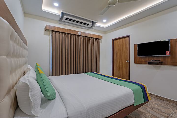 Room 13 of 28