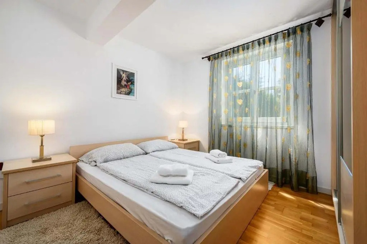 Room 5 of 18