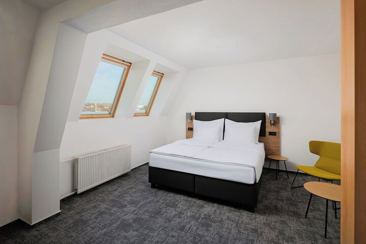 Room 16 of 48