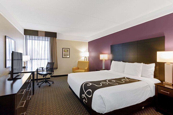 1 King Bed (2 of 15)